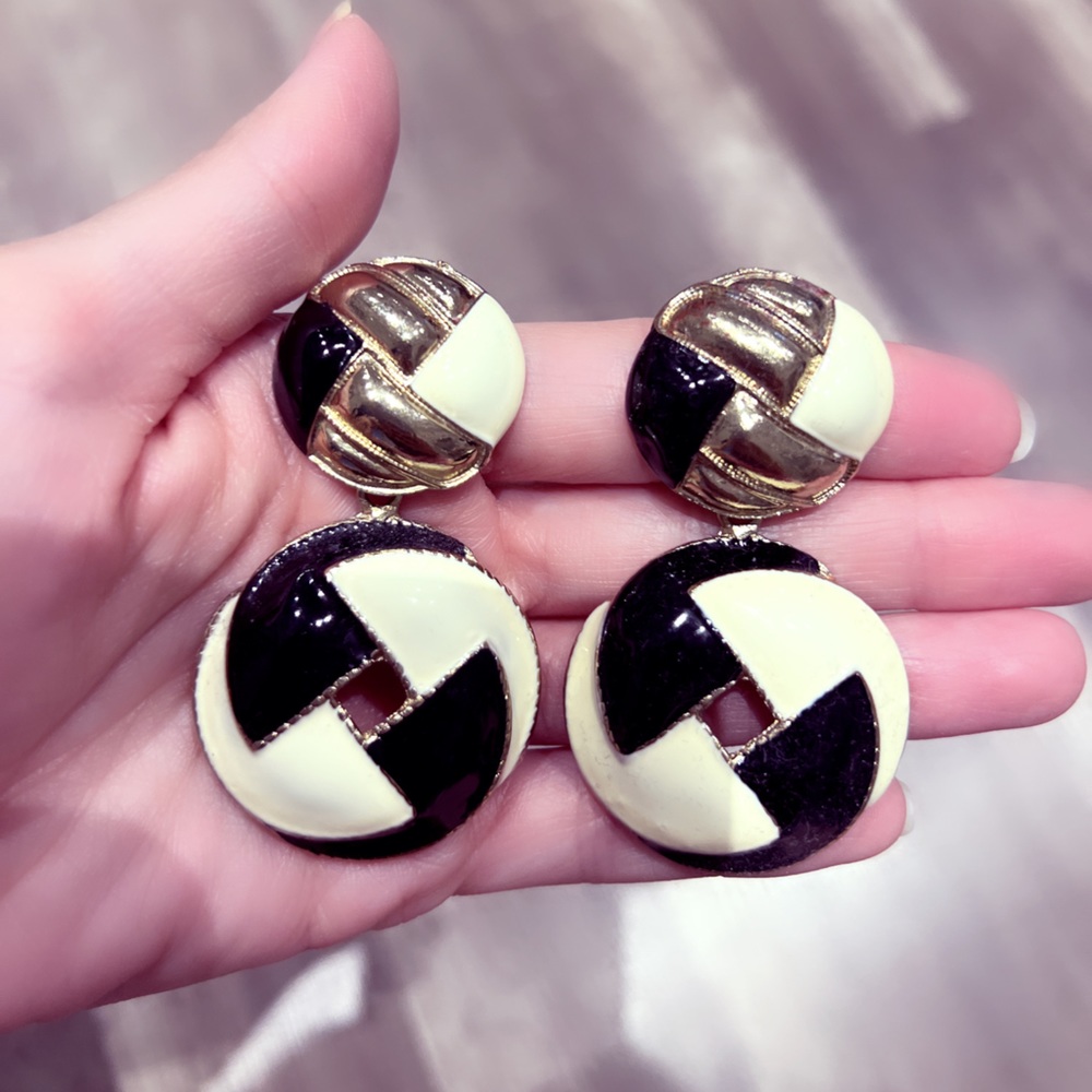 Vintage rounded earrings brand new buy 2 earrings get the third one for free
